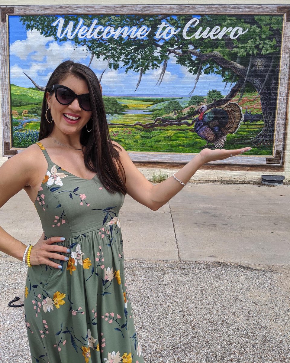 YOLO_TX's tweet photo. Welcome to Cuero - The Turkey Capital of Texas!
Cuero’s love for turkeys began in 1908. Now, it’s home to the annual #Turkeyfest & RUBY BEGONIA - the fastest Turkey in the South! 🦃💨
#Cuero is also rich in TX history w/ a historic Main Street where folks can shop, play & stay! https://t.co/QgeDlbbOGd