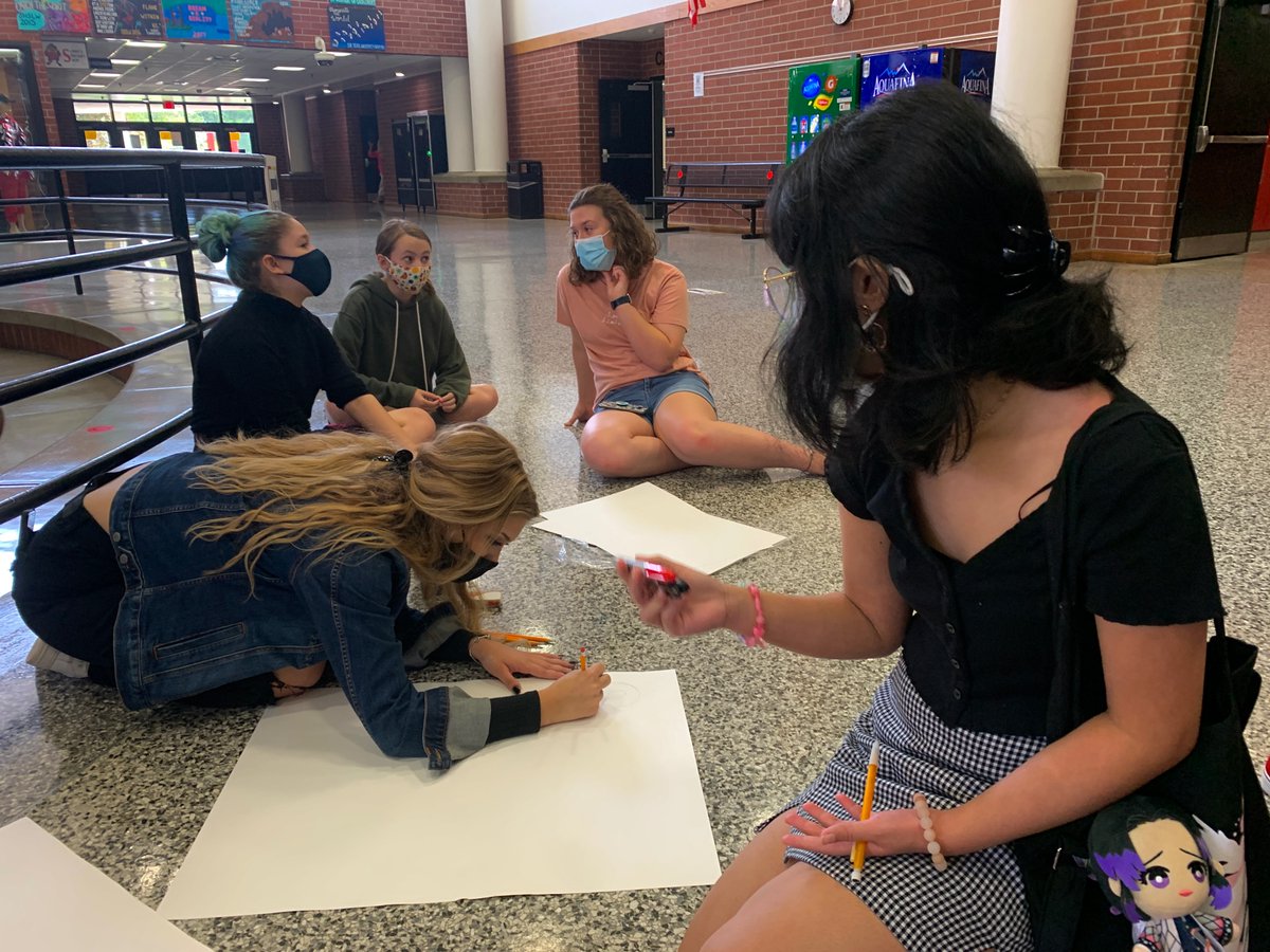 salem_nhs's tweet photo. Welcome to Salem class of 2025! 🖤❤️🖤 Thank you to all the NHS members who came out to help set up and tour during freshmen orientation! https://t.co/Ih1j8xWS4R