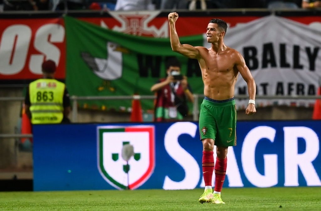 CieloUnited's tweet photo. • Máximo goleador en la historia de selecciones.
• Máximo goleador de la Eurocopa.
• Máximo goleador de la Champions League.
• Máximo goleador del Real Madrid.
• Máximo goleador en la historia del fútbol.

Y Cristiano Ronaldo jugará en la Premier League hasta los 39 años. https://t.co/BeQlRhiap6
