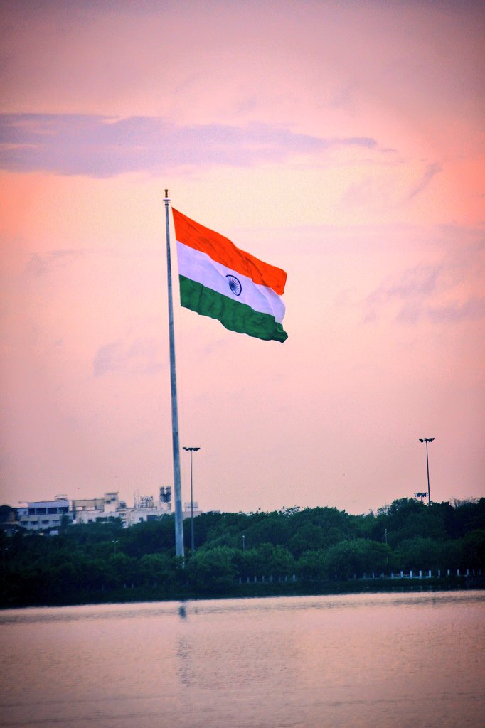 📸📸 National Flag of India 🇮🇳 
#ThePhotoHour #SanjeevaiahPark #NationalFlagOfIndia #Tiranga 
#HussainSagar #TankBund 
#canonphotography #India #Bharat
#PhotoOfTheDay #photography