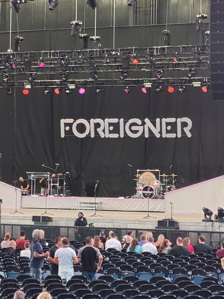 HealeyShells1's tweet photo. @ForeignerMusic This was one of the best shows ever https://t.co/8LIDPPuXdv