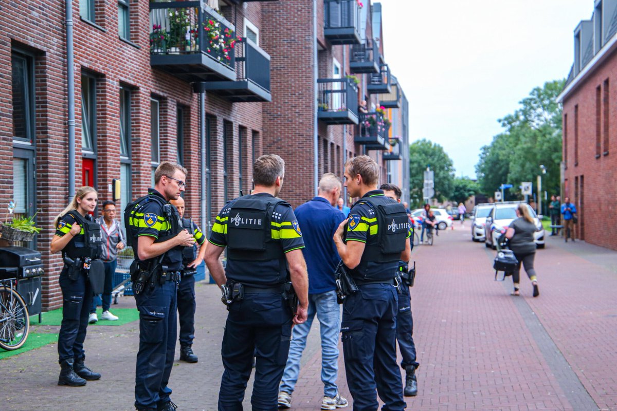 Veel politie in kogelwerende vesten Bunschoten-Spakenburg. 112Bunschoten.