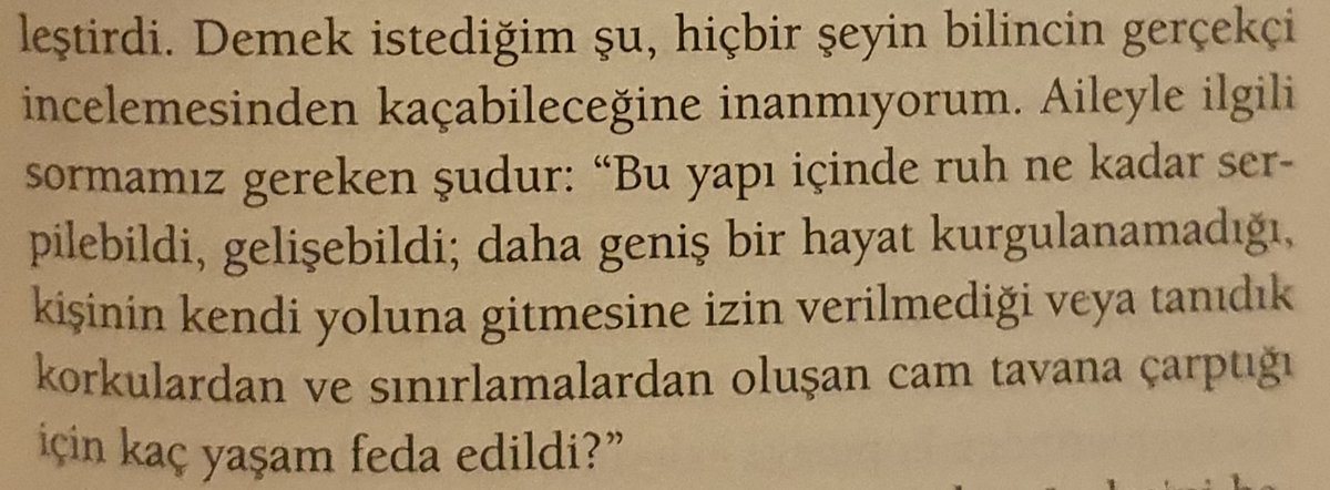 mkemalsayar's tweet photo. 'Çocuk üzerinde en güçlü ruhsal etkiye sahip olan şey ebeveynin yaşamadığı hayattır' diyor Jung. Bir türlü kapanmayan defterler, biraz da o yaşanmamış hayatların üzerimize bıraktığı yüklerdir. https://t.co/rsqS0LAbmq