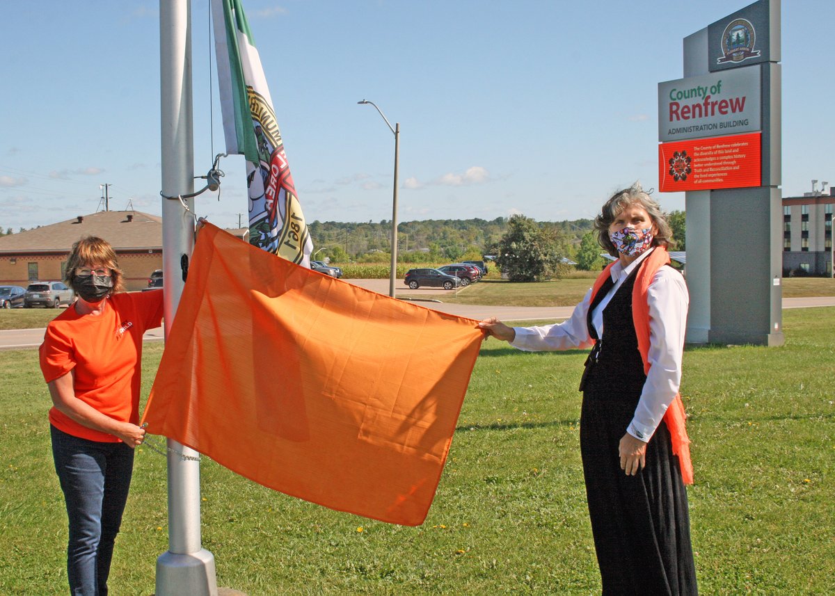 RenfrewCounty's tweet image. Earlier today, Warden of the County of Renfrew Debbie Robinson was joined by Chief Wendy Jocko of the Algonquins of Pikwakanagan First Nation for a ceremonial raising of an orange flag at the County of Renfrew Administration Building.