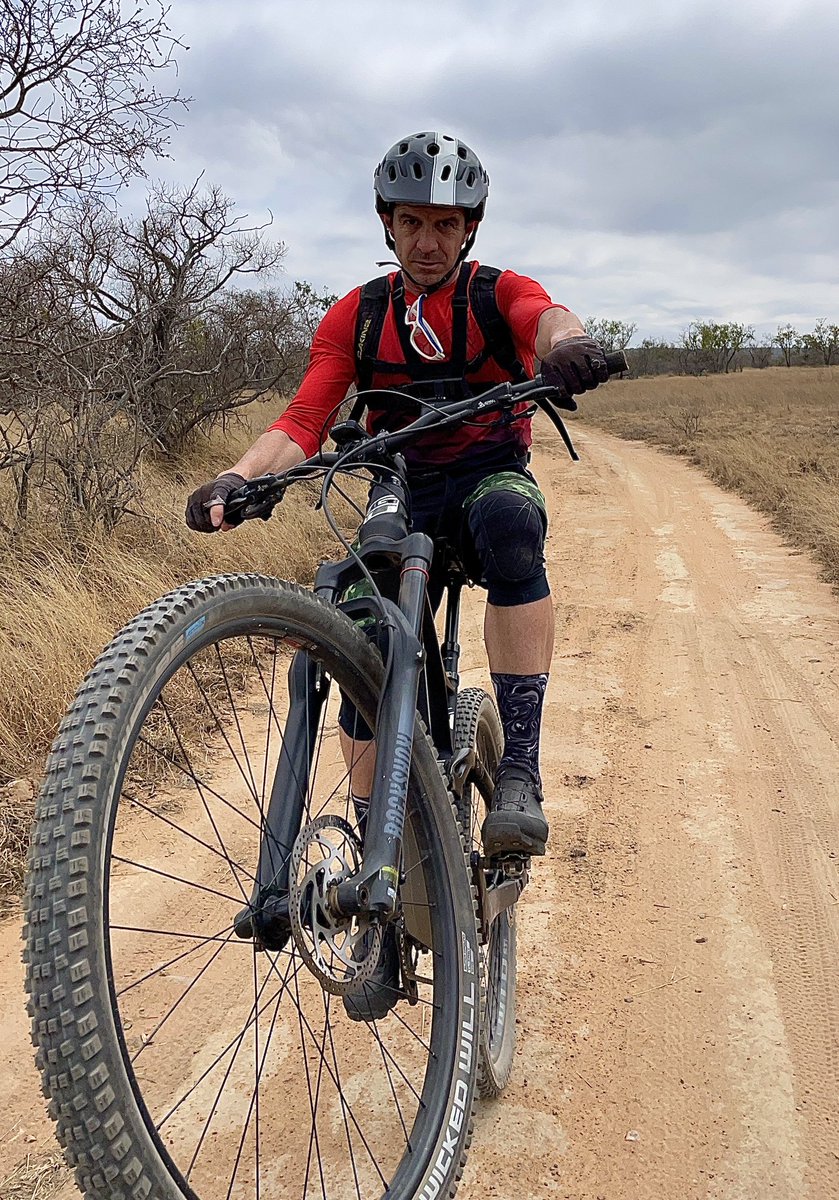 Wednesday 🤘🏼

#wheeliewednesday #backwheellove #liveharder #gtbicycles #ciovita #soxfootwear #bontragershoes #bellhemets #schwalbewickedwill #garminedge530 #summerplacefarmstay