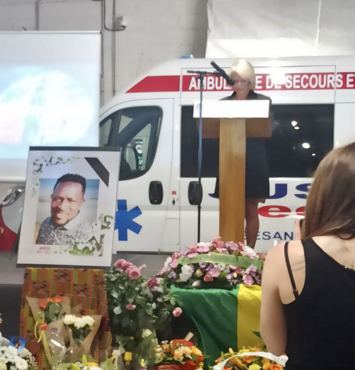 BrigBourguignon's tweet photo. À Besançon, j’ai exprimé la solidarité de la Nation envers Moussa Dieng, ambulancier lâchement assassiné en intervention le 28 août. Son dévouement pour la vie des plus vulnérables l’honore. 
Pensée émue pour toute la profession, à qui nous devons tant.
@JeanCASTEX @olivierveran https://t.co/raaiAajdai