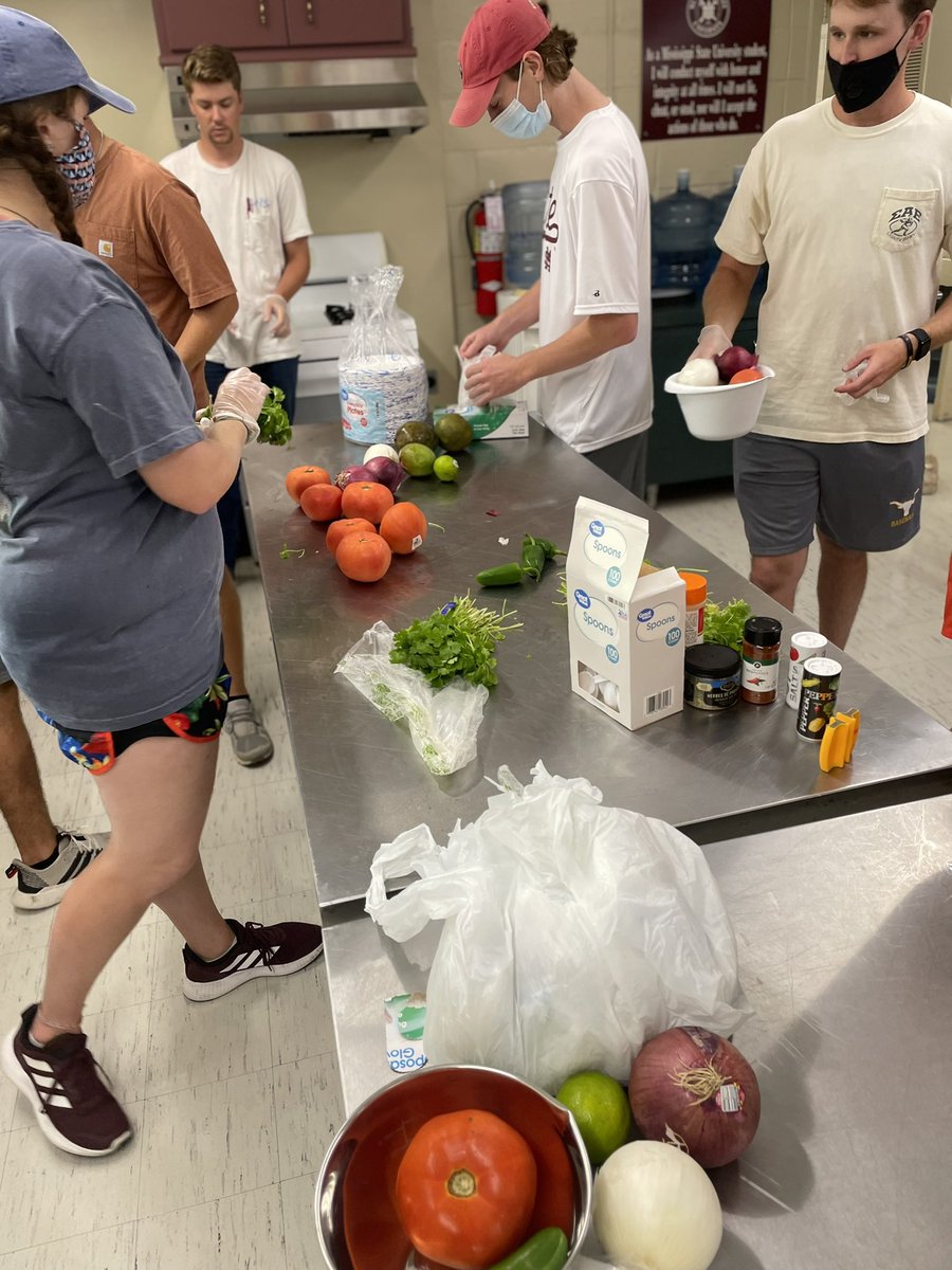 TJBradford1's tweet image. Pico day in Vegetable Production lab this afternoon. 

Why?

Because we are great over here. #weinhere #thisiswhatwedo 

Shout out to the guest judges @carleycmorrison @opmccubbins @Shaw_EE