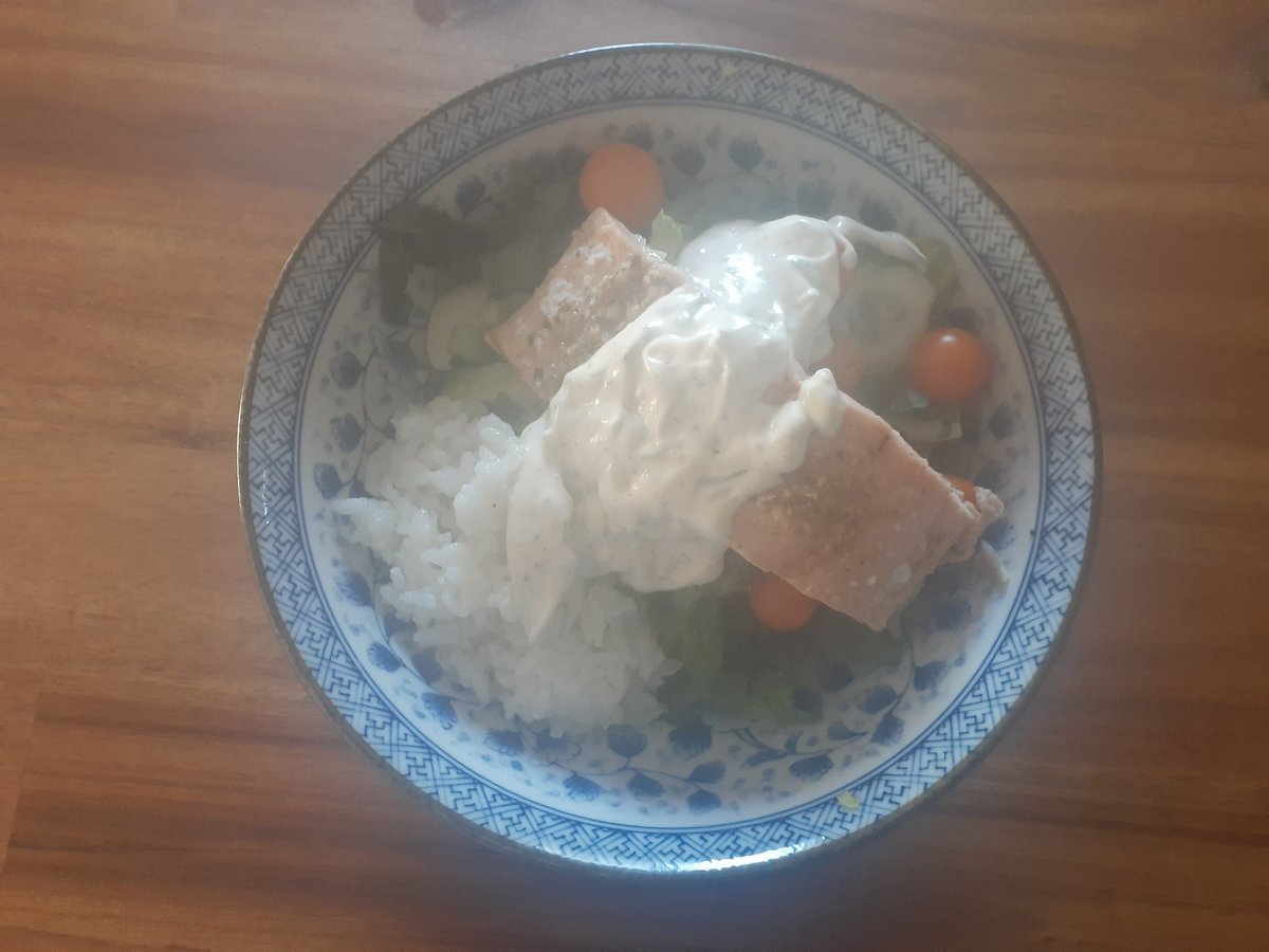 EdieS's tweet photo. #middaylunch is salmon with garden salad and rice with homemade herb ranch dressing. https://t.co/HrW5h66iMI