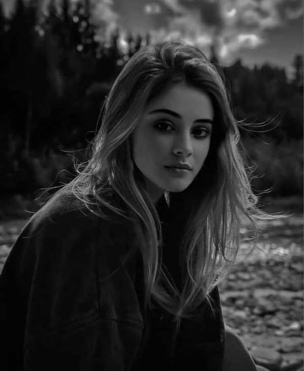 لو لم تكُن القلوب عمياء ،
لربِحنا عمراً خالياً من الصَّفعات...