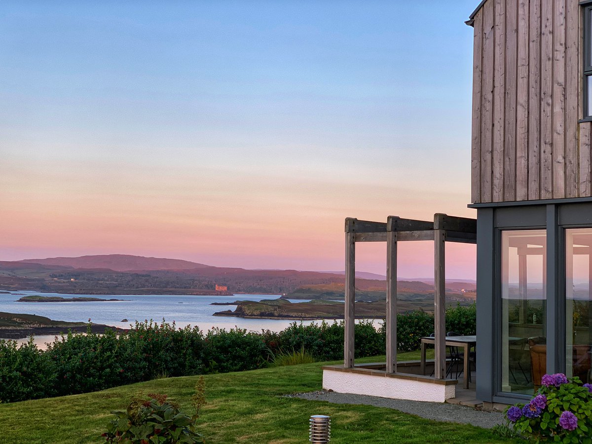 HillstoneLodge's tweet photo. Thereโs a nice glow in the air tonightโฆ
.
#skye #evening #sunset #isleofskye #housebythesea #guesthouse #bedandbreakfast #hillstonelodge #colbost #housewithaview #boutiquebnb #staycation #ukstaycation #scotland #scotlandtravel #scotlandstaycation #scotlandexplore https://t.co/rGCB4t55Bv