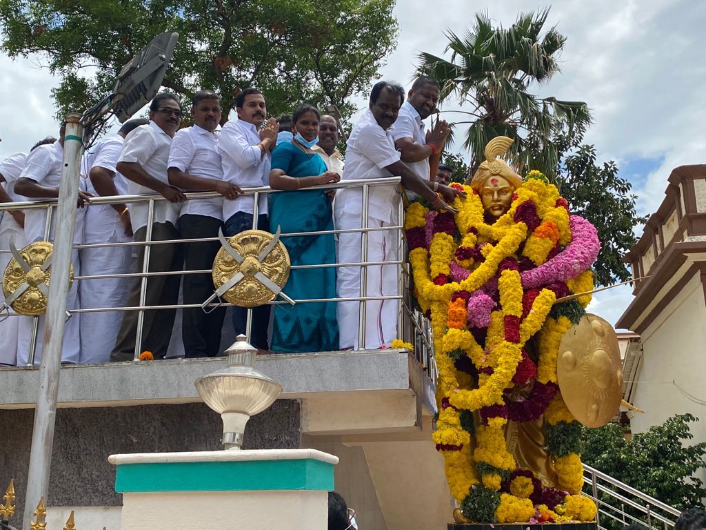 MlaPandian's tweet photo. கழக ஒருங்கிணைப்பாளர் @OfficeOfOPS அவர்கள் கழக இணை ஒருங்கிணைப்பாளர் @EPSTamilNadu அவர்கள் ஆணைக்கிணங்க @CKrishnamurali @Rajalakshmioffl ஆகியோருடன் மாமன்னர் பூலித்தேவன் பிறந்த நாளை முன்னிட்டு அவரது திருவுருவச் சிலைக்கு மாலை அணிவித்து மரியாதை செலுத்தினேன் @AIADMKITWINGOFL #அஇஅதிமுக https://t.co/RHdYqQ7GCs