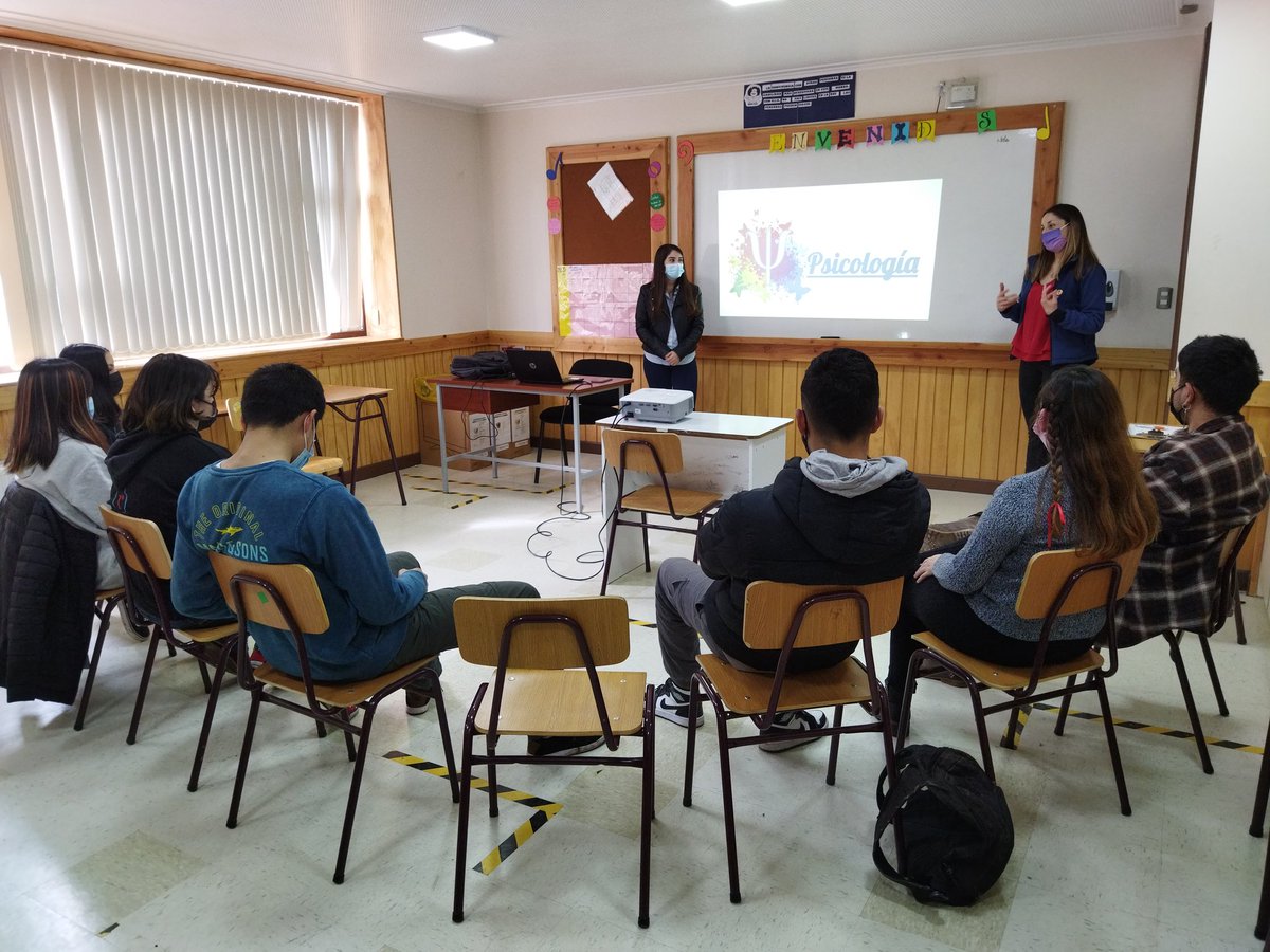 futa_escuela's tweet photo. Este 1 de septiembre continuamos nuestros conversatorios de orientación vocacional con la carrera de Psicología. La actividad contó con la participación de estudiantes de enseñanza media y las Srtas. Vannia Cid y Anita Vega, a quienes agradecemos su participación @Mineduc https://t.co/3FMaMGUddO