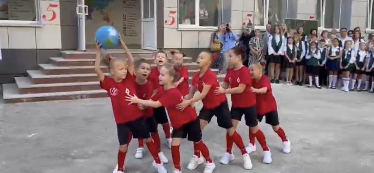 Сентябрь вновь собирает нас вместе: гимназистов, учителей, родителей. День знаний, день встреч и надежд! Принимаем в семью 75первоклассников. Благодарим за добрые напутствия председателя Самарской губернской Думы Г.П. Котельникова и замминистра образования и науки СО Бакулину С.Ю