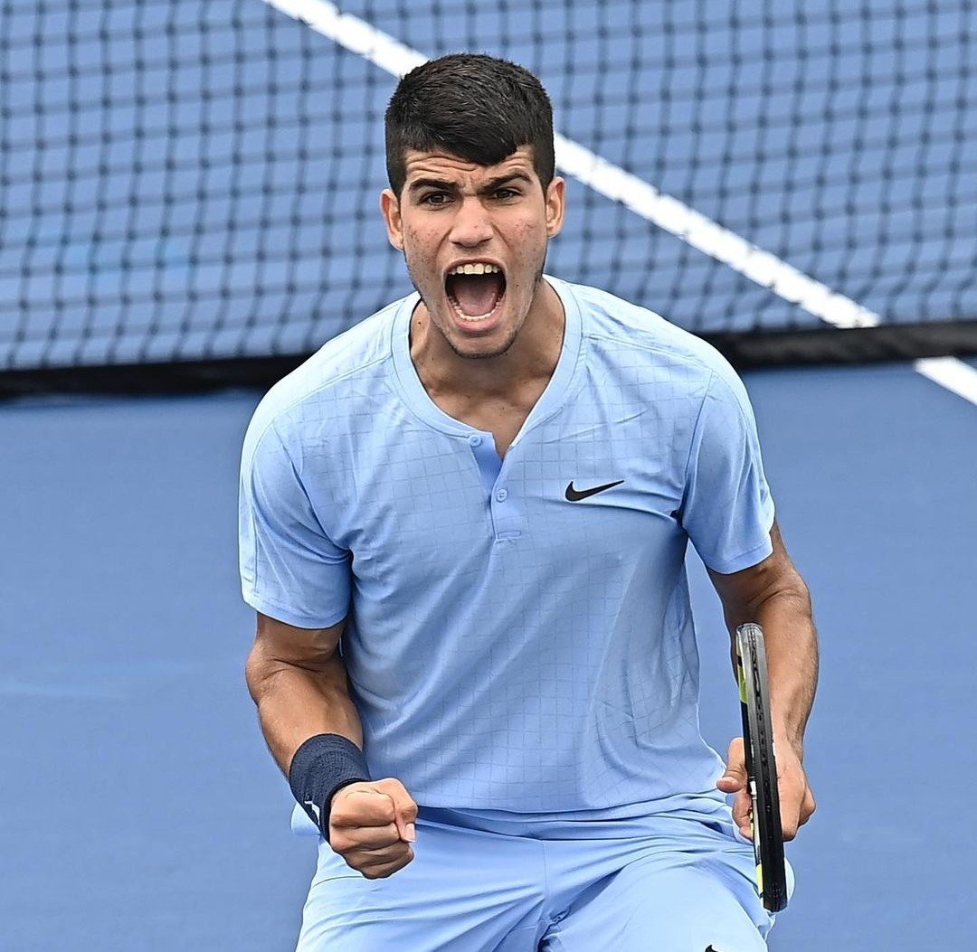 jmgmoron's tweet photo. Carlos Alcaraz ya está en 3R del US Open.

No había un tenista tan joven como él en esta ronda desde hacía 14 años. Asombra todo lo que está haciendo.

Puede ir contra Tsitsipas en esa ronda. Creo que realmente podría darle un susto al griego, jugando como lo está haciendo. https://t.co/uUjqX3kRc3