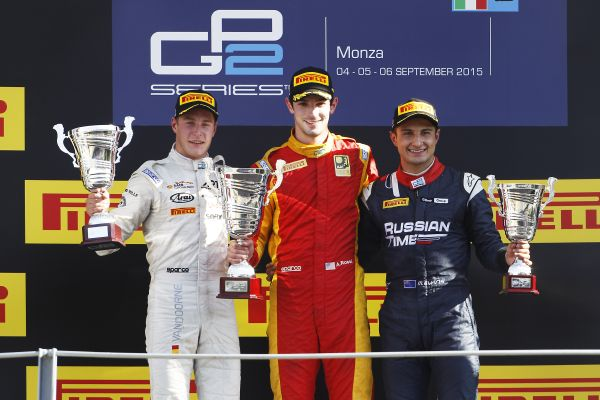 F2_F1V's tweet photo. BANDEIRADA - 🏁

- ALEXANDER ROSSI CONQUISTA SUA PRIMEIRA VITORIA NA GP2 E A PRIMEIRA DA @ManorGP3 NA CATEGORIA!!!
- O americano se aproveitou do toque entre Sainz e Coletti para vencer a primeira corrida aqui no Bahrein. https://t.co/h1UTqNpoJ9