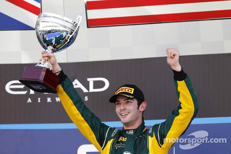 F2_F1V's tweet photo. BANDEIRADA - 🏁

- ALEXANDER ROSSI CONQUISTA SUA PRIMEIRA VITORIA NA GP2 E A PRIMEIRA DA @ManorGP3 NA CATEGORIA!!!
- O americano se aproveitou do toque entre Sainz e Coletti para vencer a primeira corrida aqui no Bahrein. https://t.co/h1UTqNpoJ9