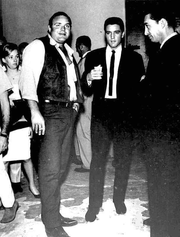 historypoptour's tweet photo. Elvis Presley pictured at the studios with Dan Blocker, 'Hoss' from 'Bonanza'.

#elvistcb #elvis_tcb #elvis #ElvisPresley #BonanzaTVSeries  #danblocker #60smovies #sixties #ponderosa https://t.co/u6ZEGxyd78