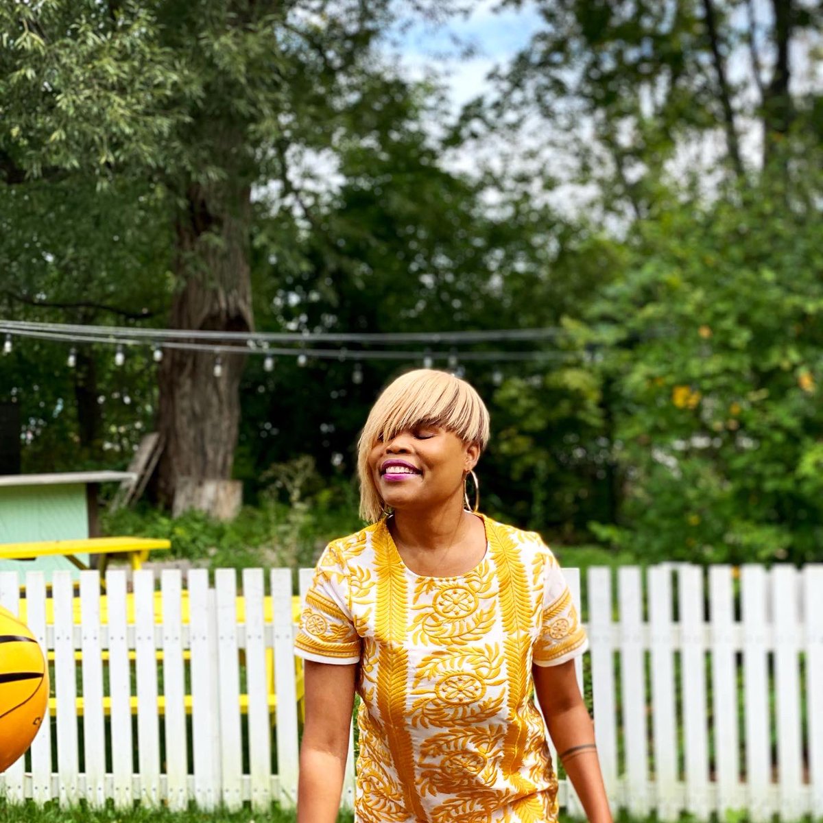Jay_Pitter's tweet photo. Like a nice middle-aged lady, I put on this perfectly appropriate dress for a wine tasting in Prince Edward County. I then came across a tetherball pole & oh well… great start to my first vacation in several years.
#actsofpublicjoy #VisibleWomen https://t.co/sFMvzQkwS1