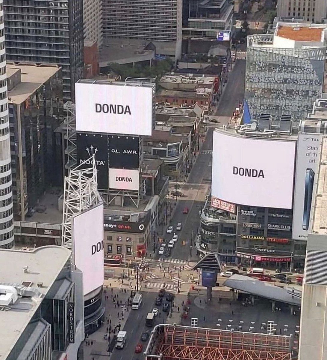 wrld_mag's tweet photo. Drake répond à Kanye West par rapport aux affiches publicitaires dans sa ville !

"Tu joues trop, dommage que la vie ne soit pas un jeu"

"Ton nouveau flirt est un fan" https://t.co/X3gFaQMS6q
