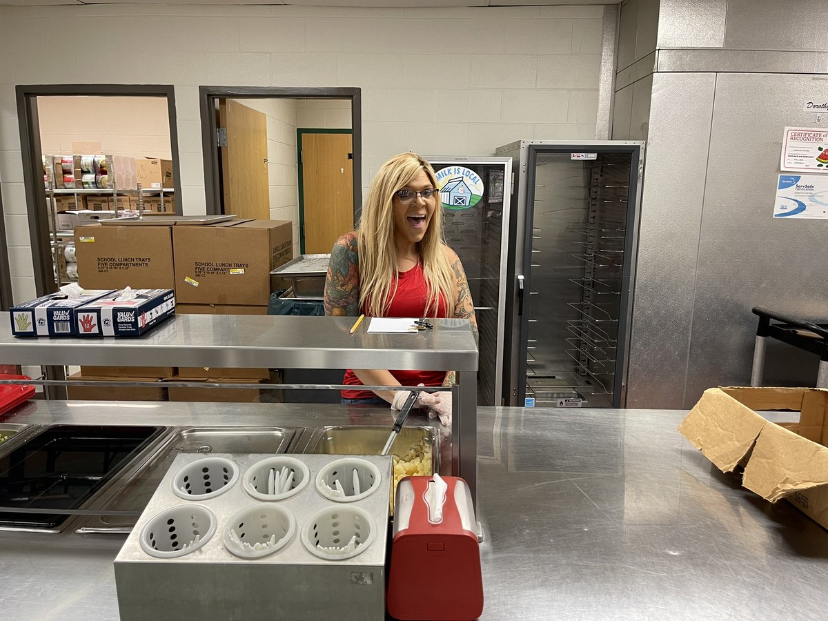AlexisMessenger's tweet photo. Today I was #OMSProud when I noticed two members of our fantastic team helping with another department. It takes a village. @russelle5745 @OzarkTigers 🐅❤️ https://t.co/cCJp1WbV92