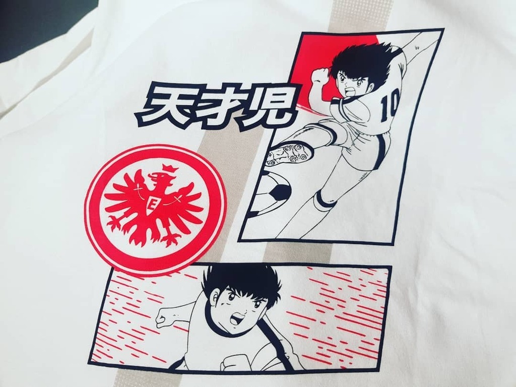 アンサンブラウ アイントラハトショップには また新しいデザインの翼くんのｔシャツが出てました アイントラハトフランクフルト キャプテン翼 ドイツ ドイツ出張 見本市通訳 メッセ通訳 独日英 ドイツ調査 欧州調査 アンサンブラウ