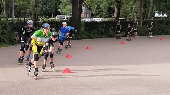 Dag 2 van de skate 4 daagse. Het liep gesmeerd, iedereen ging sneller dan gisteren. Dat is niet het doel, maar wel mooi het fanatisme te zien bij iedereen. Op naar dag 3! #schaatsen <a href="/SIVZeist/">Schaats en Inlineskate Vereniging Zeist</a> <a href="/KNSB/">KNSB</a> #Skate4Daagse #skaten <a href="/SportiefZeist/">Sportief Zeist</a>