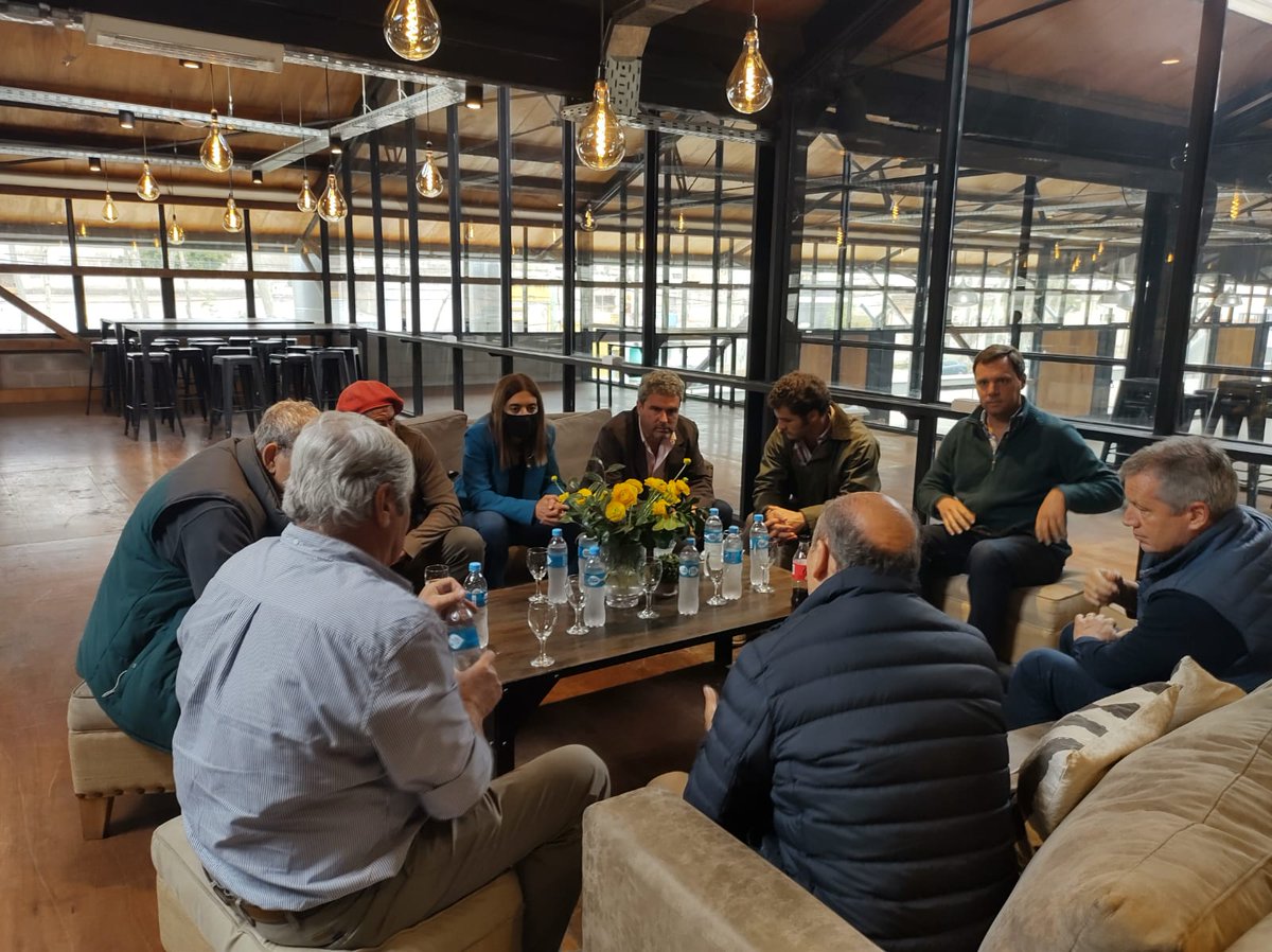 CARBAP_ARG's tweet photo. Encuentro de la mesa directiva de @CARBAP_ARG con precandidatos de Juntos en Junin.

👉🏼 @ManesF
👉🏼 @monzoemilio
👉🏼 @danyatavela77 https://t.co/EIAVQDeCW2