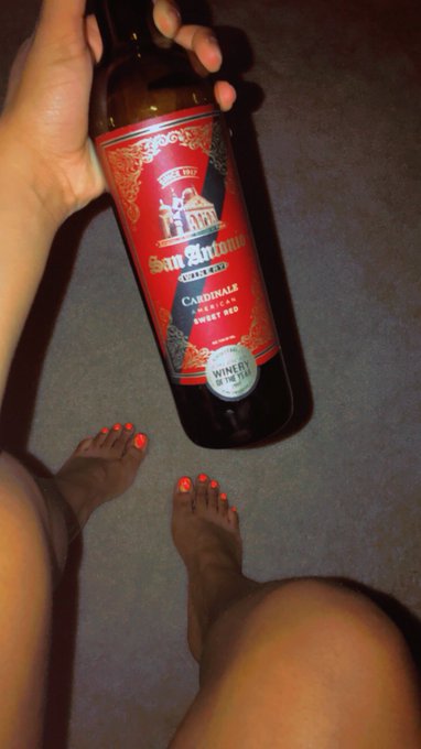 #WineWednesday 🍷
#MyFavorite 🥰
#ItsTheToes4MeTho 😍 https://t.co/e8u9aXE1Wg