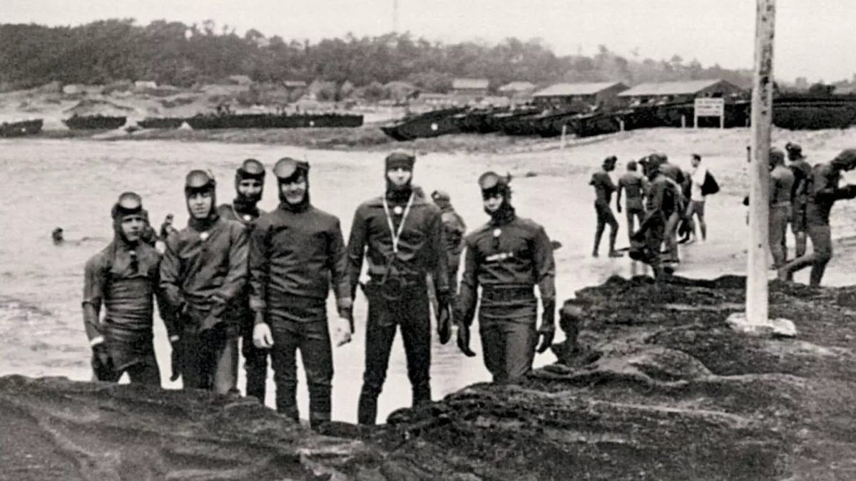 firstdivmuseum's tweet photo. @BenhMilligan, a US Navy SEAL & recipient of the Bronze Star join us tomorrow for a virtual Date with History (7 PM CT). His book "By Water Beneath the Walls" is an essential new history of the SEAL teams. There is still time to register: https://t.co/nhcllyijm1
#FDMuseum https://t.co/2kbGxnCmQx