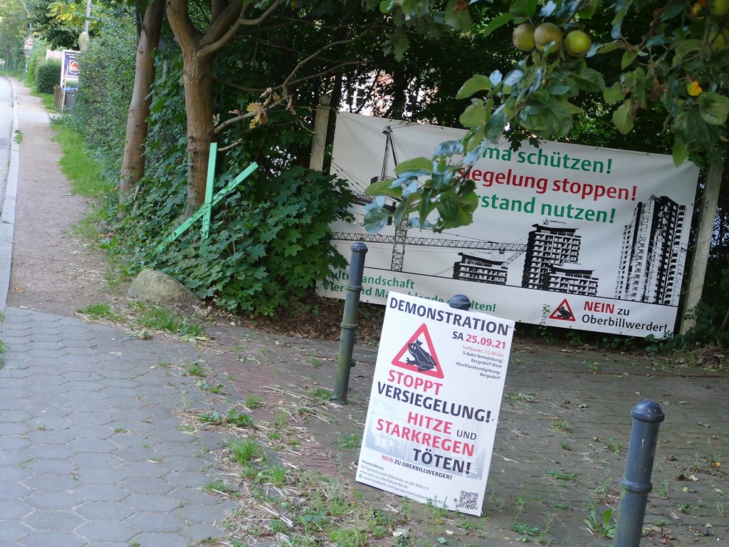 Demonstrationsplakat steht am Straßenrand Billwerder Billdeich.