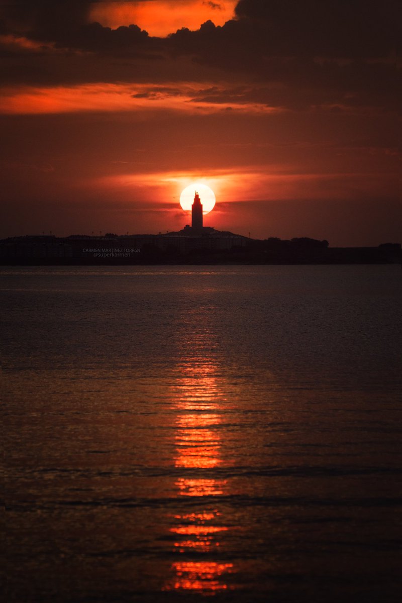 superkarmen's tweet photo. Hoy vi salir el sol por el horizonte y hace una hora capté esta foto al ver cómo se despedía.  Tan solo dos minutos iluminando el mar a través de la @torrehercules durante los que fue imposible no emocionarse.   Ay, #ACoruña. https://t.co/VgTbOdZ7zw