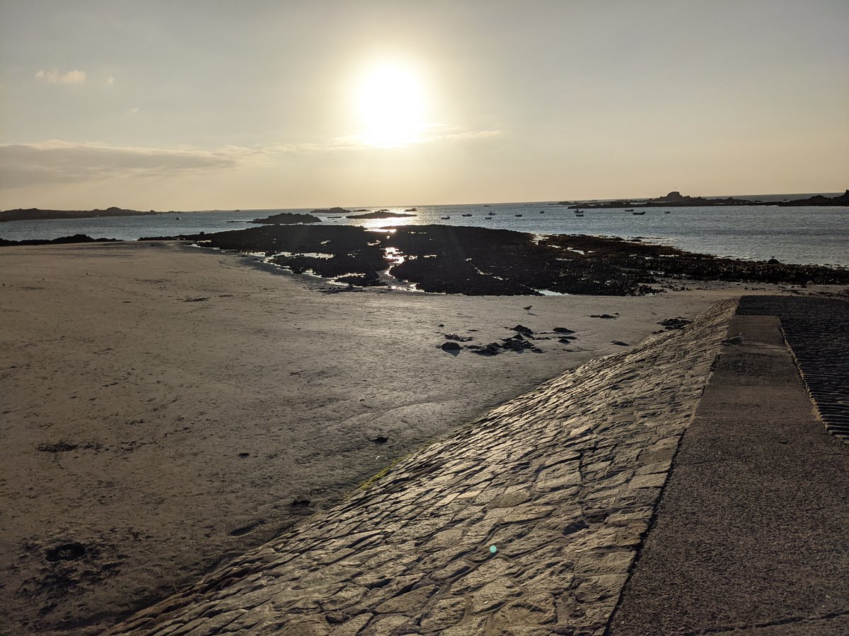 I'm on the island of Guernsey for a few days to explore the beaches, the restaurants and some of the great things to do here. I've had a great evening in the north, with fish & chips, beaches and a beautiful sunset! 
[AD] @VisitGuernsey #ThatIslandFeeling #LiveUnpaused