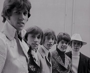 Happy 76th birthday to Barry Gibb of the Bee Gees. 