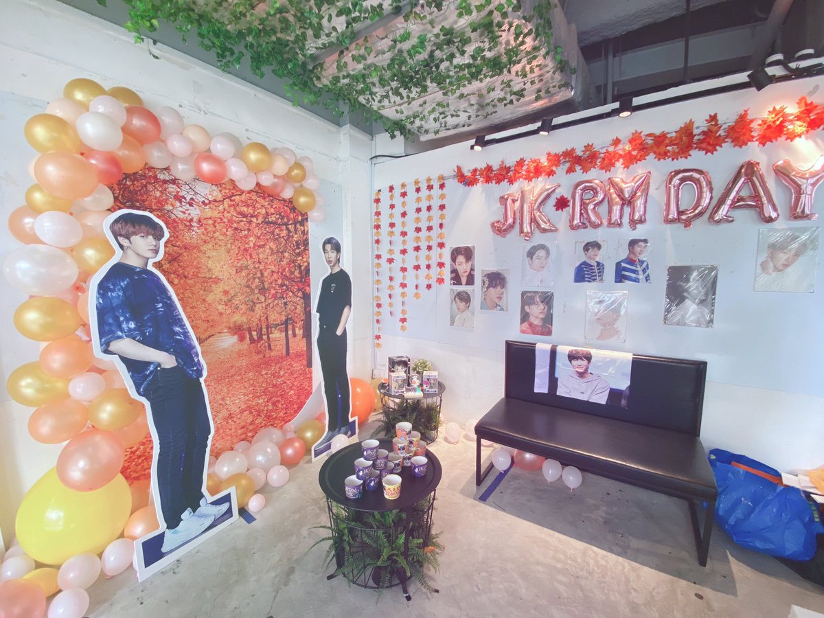 JeonCheYeon89's tweet photo. Our Fan Cafe Events 🥰
#AllureinAutumnSG #FirstSnowSOOBINSG #TTIMECAFESG @TXT_members @BTS_twt https://t.co/HJsewxTx0e