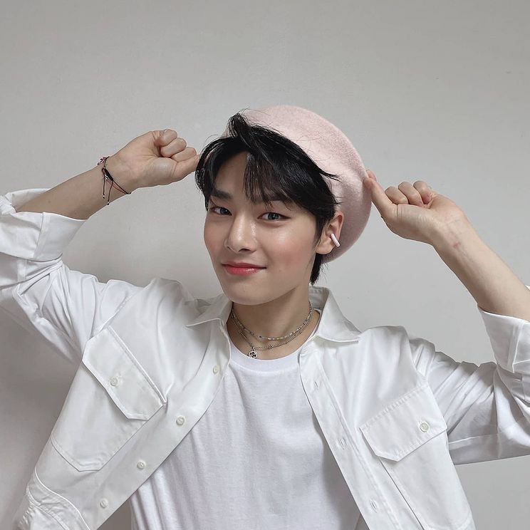 inniephobia's tweet photo. every time i see jeongin in a cute hat at least 3 years get added to my lifespan https://t.co/z4SjHG6ctR