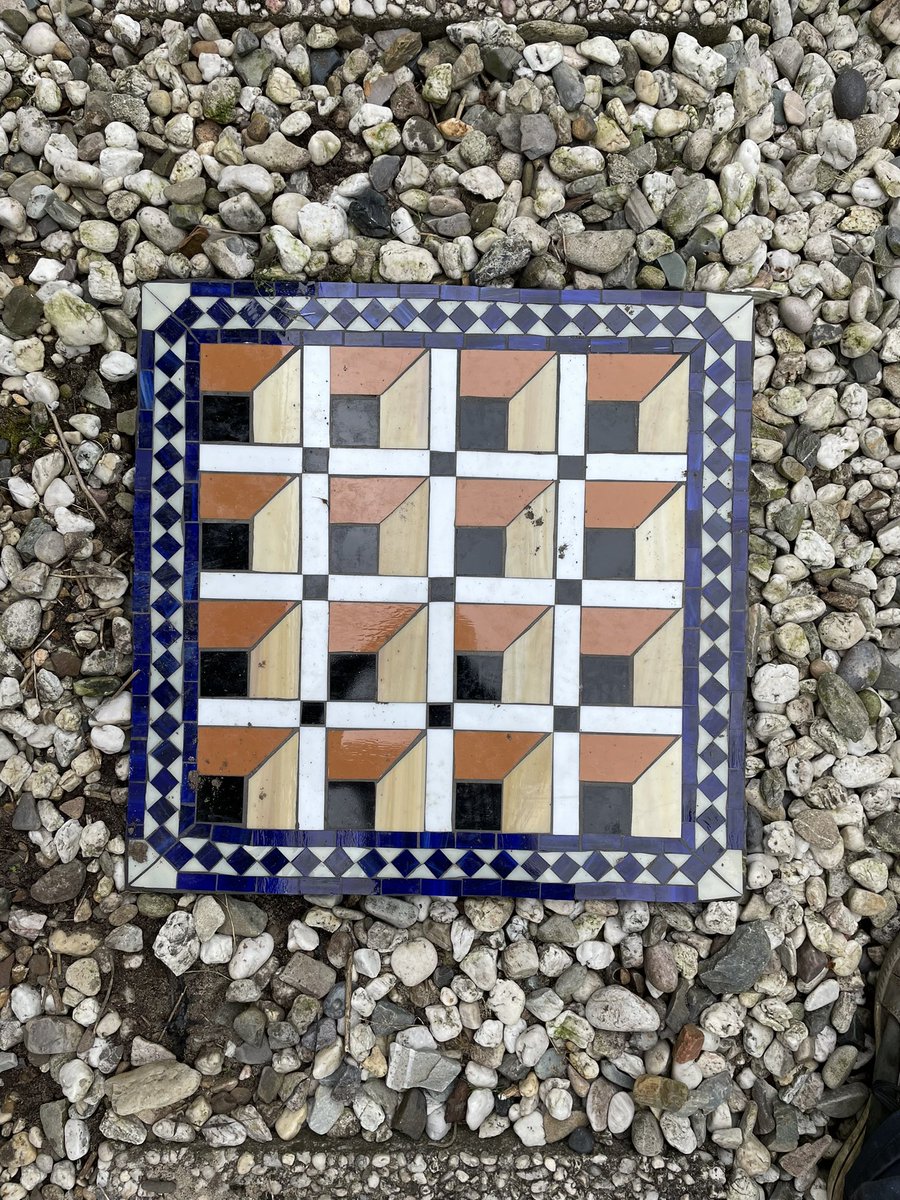 JorgDuitsman's tweet photo. Vandaag mijn moeder geholpen haar mozaïek tegels op het pad te leggen. Sinds kort heeft ze ook een website waarop al haar werk staat. https://t.co/O94lwWWBkQ #productieve #moeder #creatief #altijdbezig. https://t.co/QEB48Lyh8M