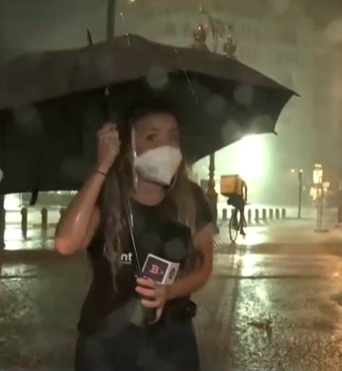 Estarà plovent el diluvi del segle, però continuen circulant els riders. Flipant. #PlantàÀPunt