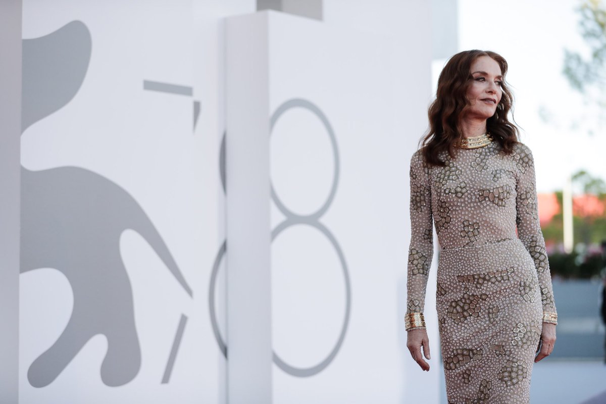 #BiennaleCinema2021 #OpeningCeremony #IsabelleHuppert, protagonist of #LesPromesses, on the Red Carpet of #Venezia78.