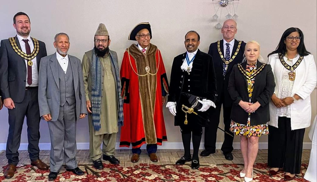 cllrmarkasmith's tweet photo. This evening I was proud to represent Ampthill at the formal investiture of Cllr Mahmood Hussain as Mayor of Luton.

Cllr Mark Smith (Mayor of Ampthill)

#civicevents #lutoncouncil #Ampthill #servingthecommunity #volunteering https://t.co/B8yWQzbZ9D