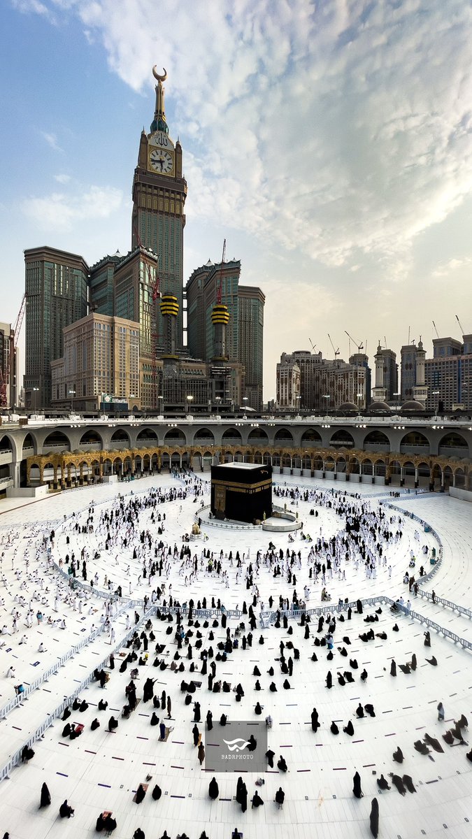 لمكةَ يشتاقُ الفؤادُ المتيَّمُ 
وتهفُو إليها الرُّوحُ والقلبُ والدَّمُ 🤍.