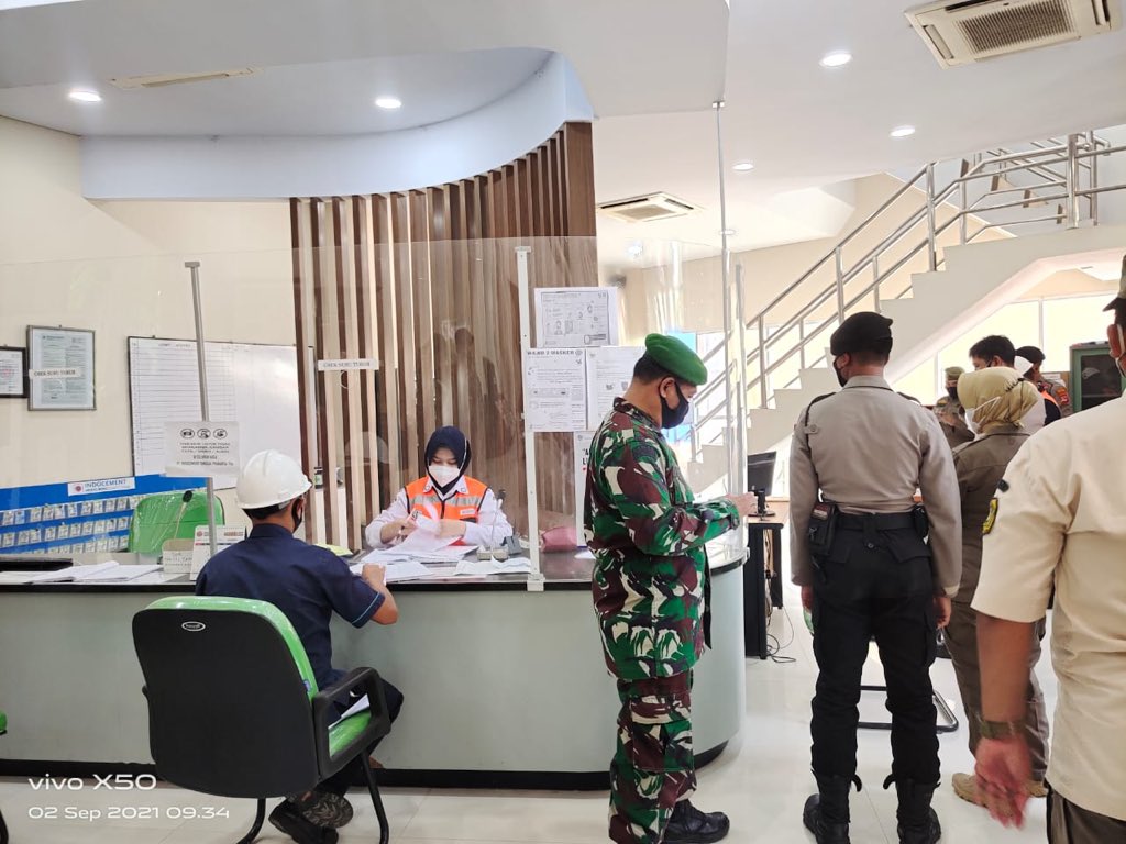 Satpolpp_bgrkab's tweet photo. kegiatan Sidak/ war war/ patroli Pengawasan Penerapan PPKM Darurat  Selama PPKM Level 3 terhadap Perusahaan-Perusahaan. https://t.co/1xmIFHWh0Z