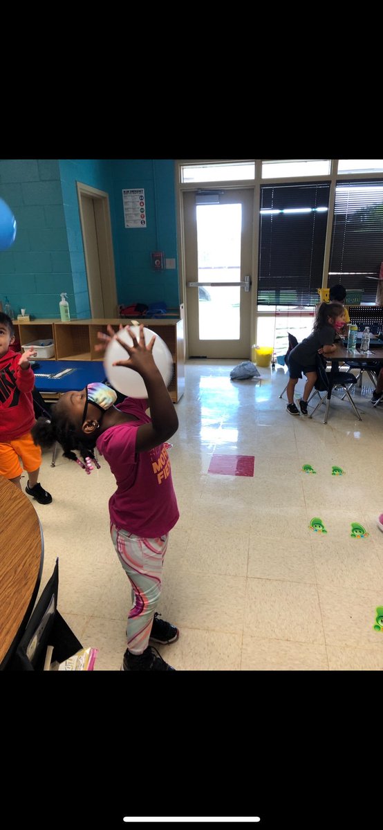 RichmondDrive's tweet photo. 4K students enjoy building hand eye coordination with a balloon toss game during PE. #rdestigers #OneTeamOneMissionOneRockHill https://t.co/KQ1sUk3MJr