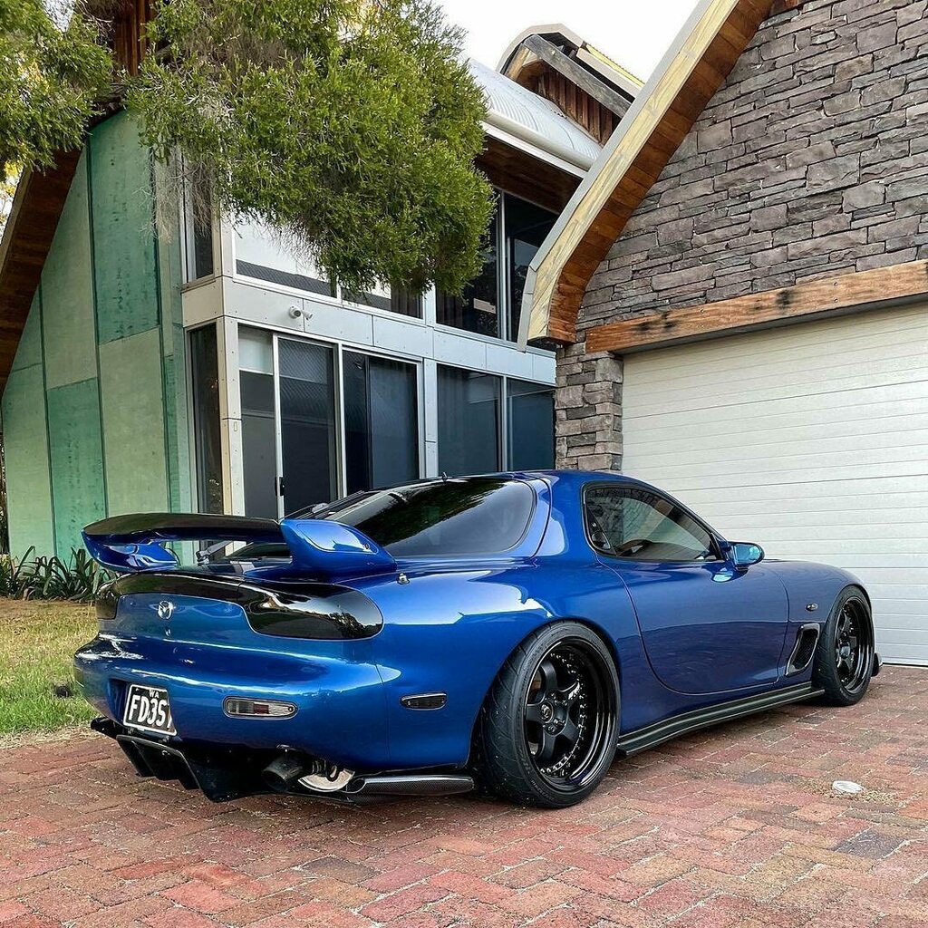 LoweredLife's tweet photo. Driveway with a view.
📸 @fd3s_7 #loweredlifestyle
.
.
.

#rx7 #mazdarx7 #rx7fd #rx7club #rx7fd3s #fdrx7 #rx7turbo #fd #workmeisters #borgwarner #13b #rotarmy #bridejapan #carshopglow #evo8 #nsx #officialimports #hoonigan #haltech #moddedcars #s15 #ev… https://t.co/2rrLiCzISe https://t.co/sVEA1ghXOp