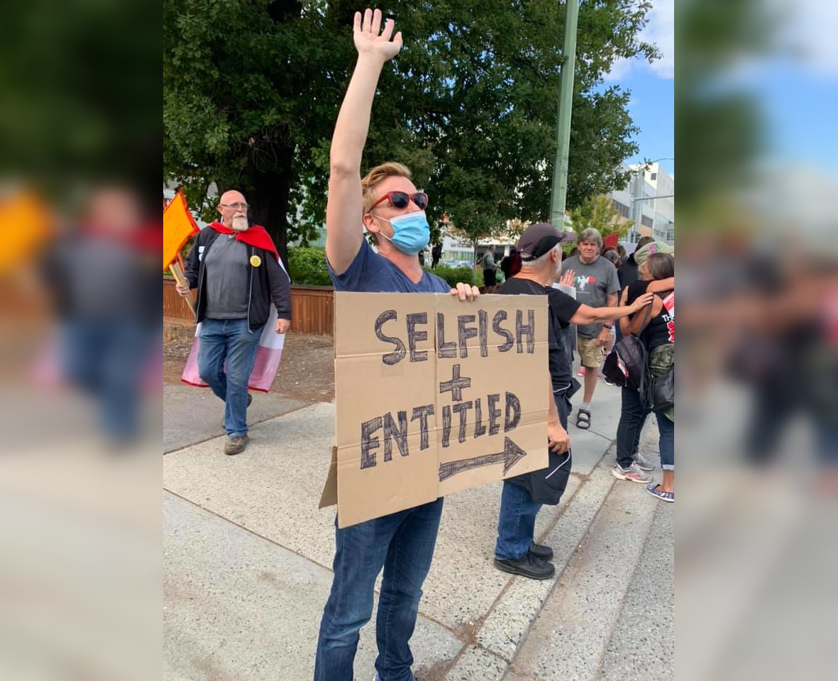 CityNewsVAN's tweet image. He knew he&apos;d be outnumbered, he wasn&apos;t surprised when he was spit on, shoved and shouted at, but one man in Kelowna says he just couldn&apos;t sit idly by while a thousand people protested COVID-19 vaccines and restrictions outside the hospital bit.ly/3gVbrYa