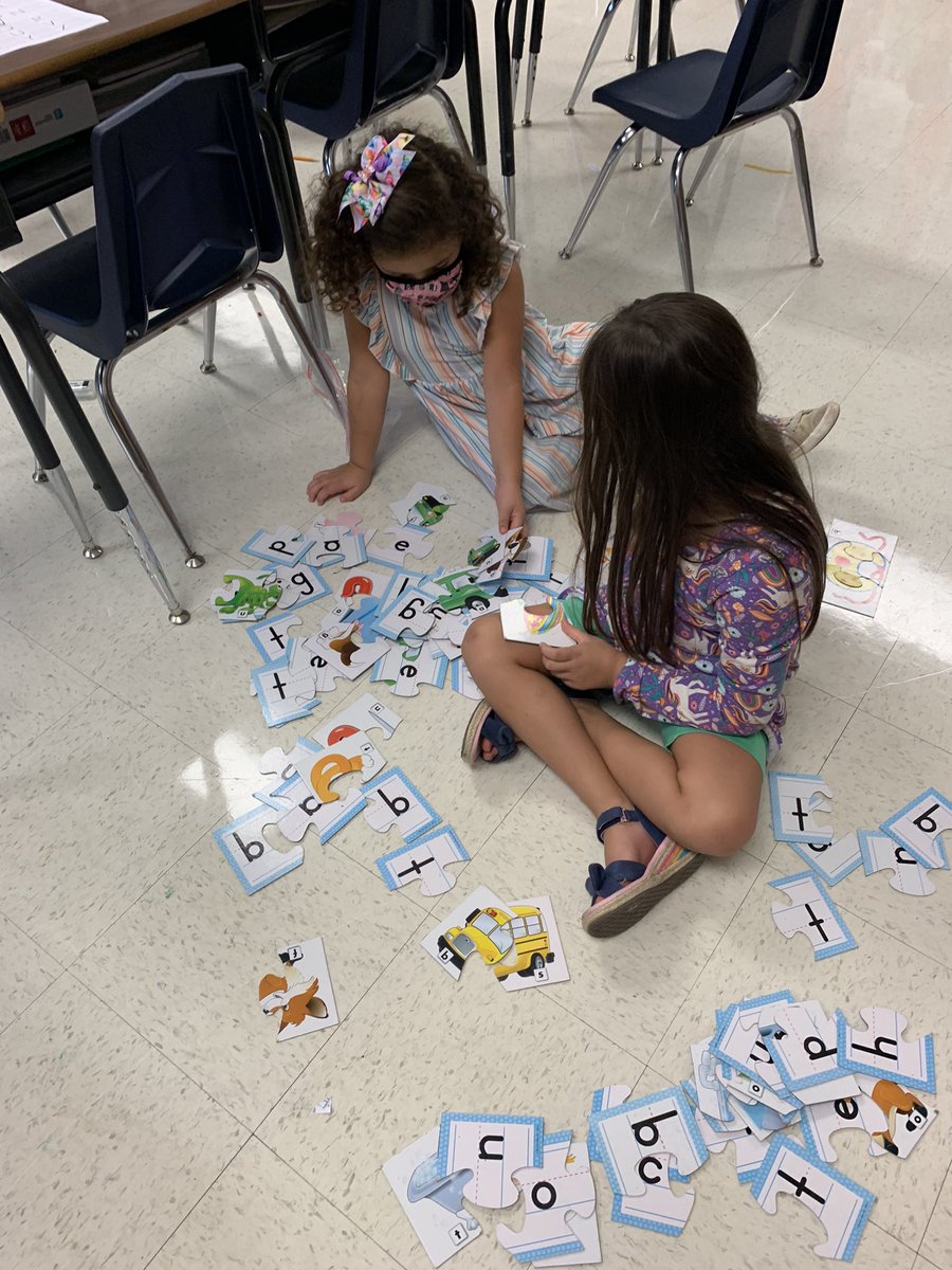 MariselaZepeda9's tweet image. Station Time!@NISDRabaES 
#workingonwriting
#readtoself
#listentoreading
#wordwork
#rabareunited 
#therabaway