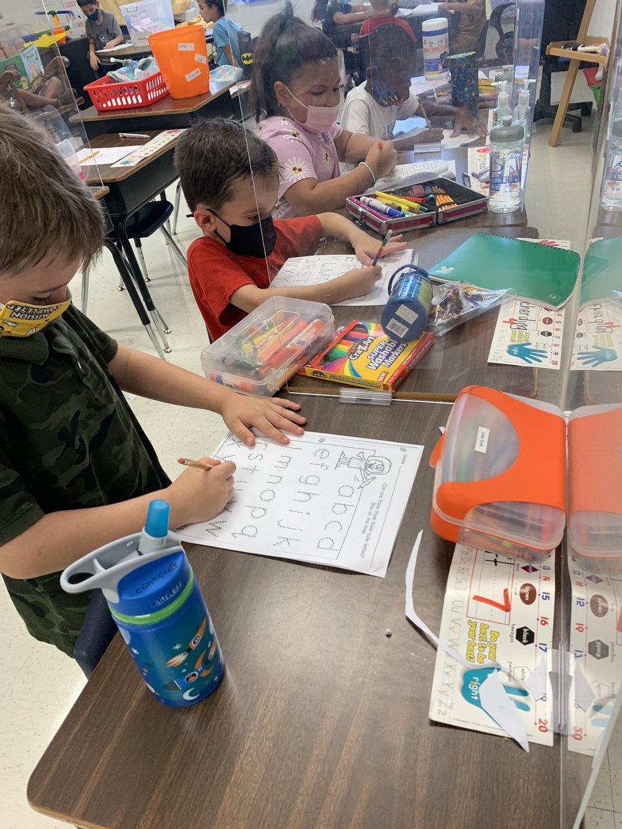 MariselaZepeda9's tweet image. Station Time!@NISDRabaES 
#workingonwriting
#readtoself
#listentoreading
#wordwork
#rabareunited 
#therabaway