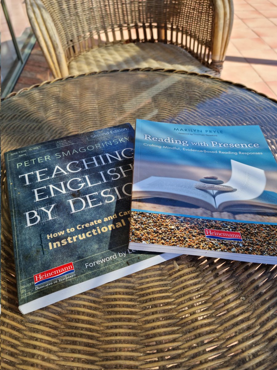 JoyceBronwyn's tweet photo. It's beautiful days like this that I love lockdown, my job and having two homes to commute between. Especially when the house I'm locked down in is a beach town #lakesentrance #literacy #readingresponses https://t.co/SllyaahCDN