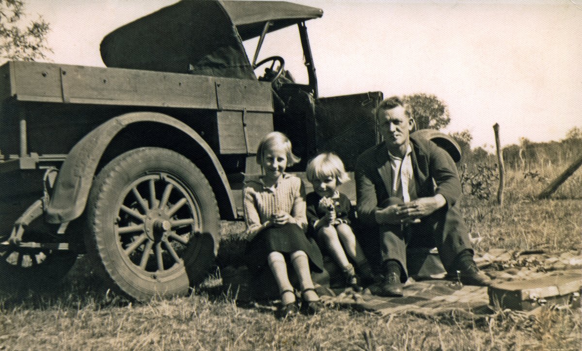carnamah's tweet photo. Richard Batty, who was a First World War soldier settler on the Inering Estate in Carnamah, with his daughters Kit and Gwen. https://t.co/l6yatQoW0M