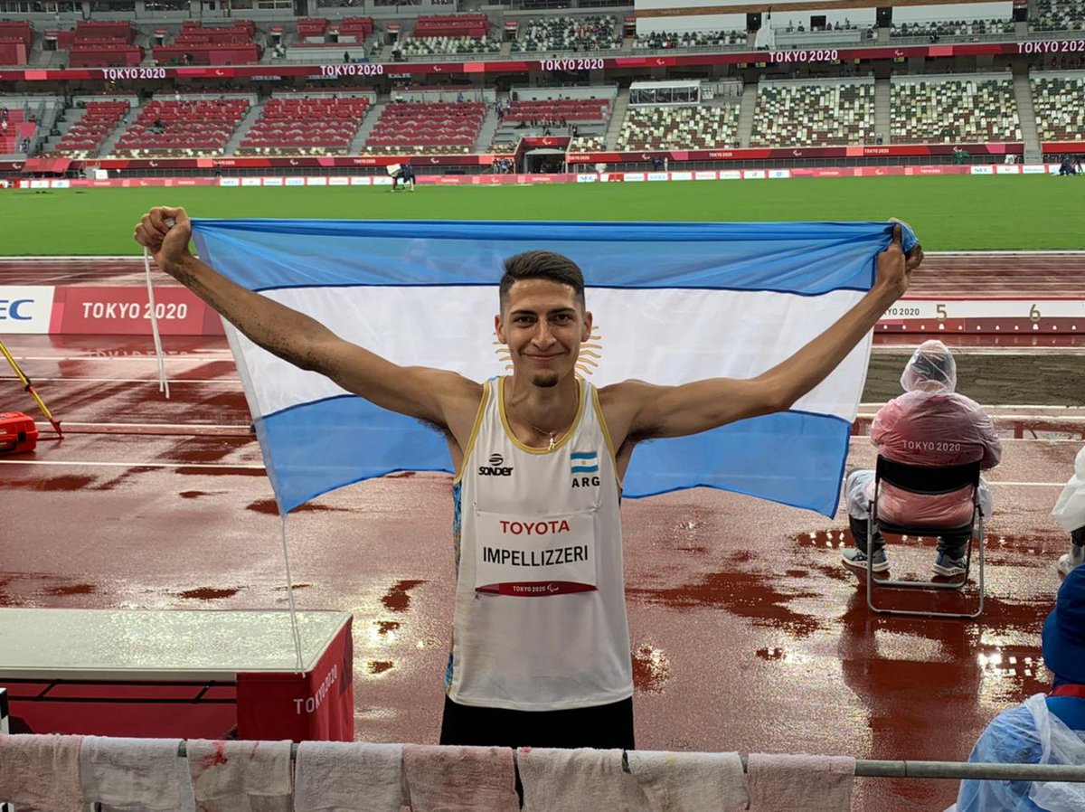 #Atletismo "Estoy emocionado por haber logrado una medalla plateada en mis primeros Juegos Paralímpicos".
Brian Impellizzeri y la bandera argentina en el Estadio Olímpico de Tokio.