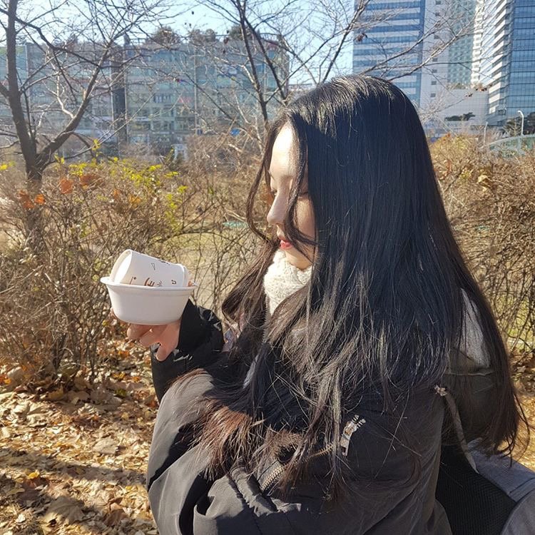 KRNFEED_'s tweet photo. 210902 💙💭

"Here's the photo description.
I was in my first year of high school.
I bought a cup of stir-fried rice cake on the street. It was delicious. I bought a big cup of it. I took it because I was so happy." https://t.co/aWiSJdHsFo